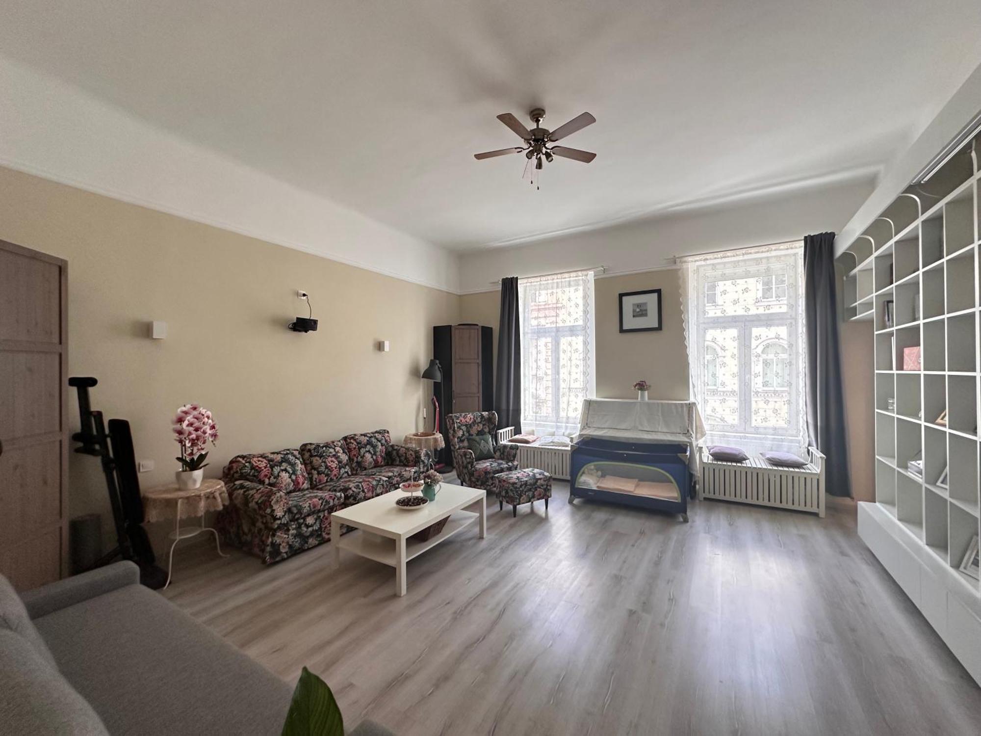 Spacious And Stylish Jokai Appartamento