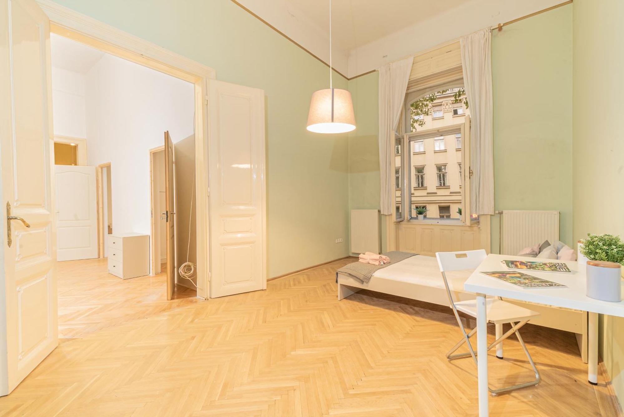 Cozy In The Heart Of Budapest, 5 Bedrooms Apartment *