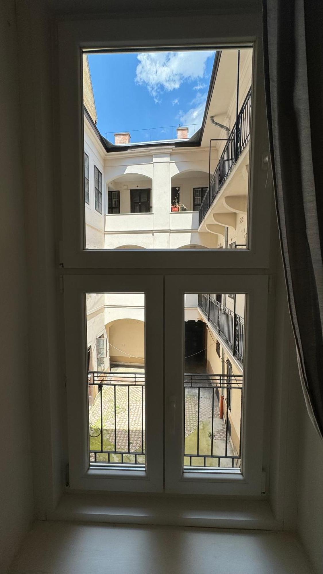 The 5-bedroom Downtown Appartamento *