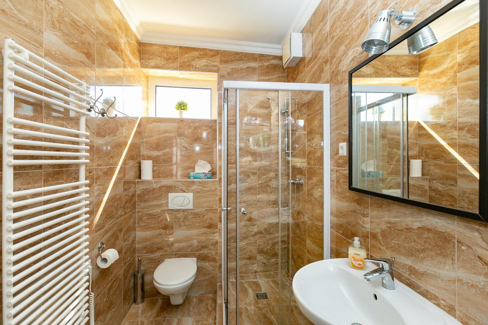 King Street Center Apartment *