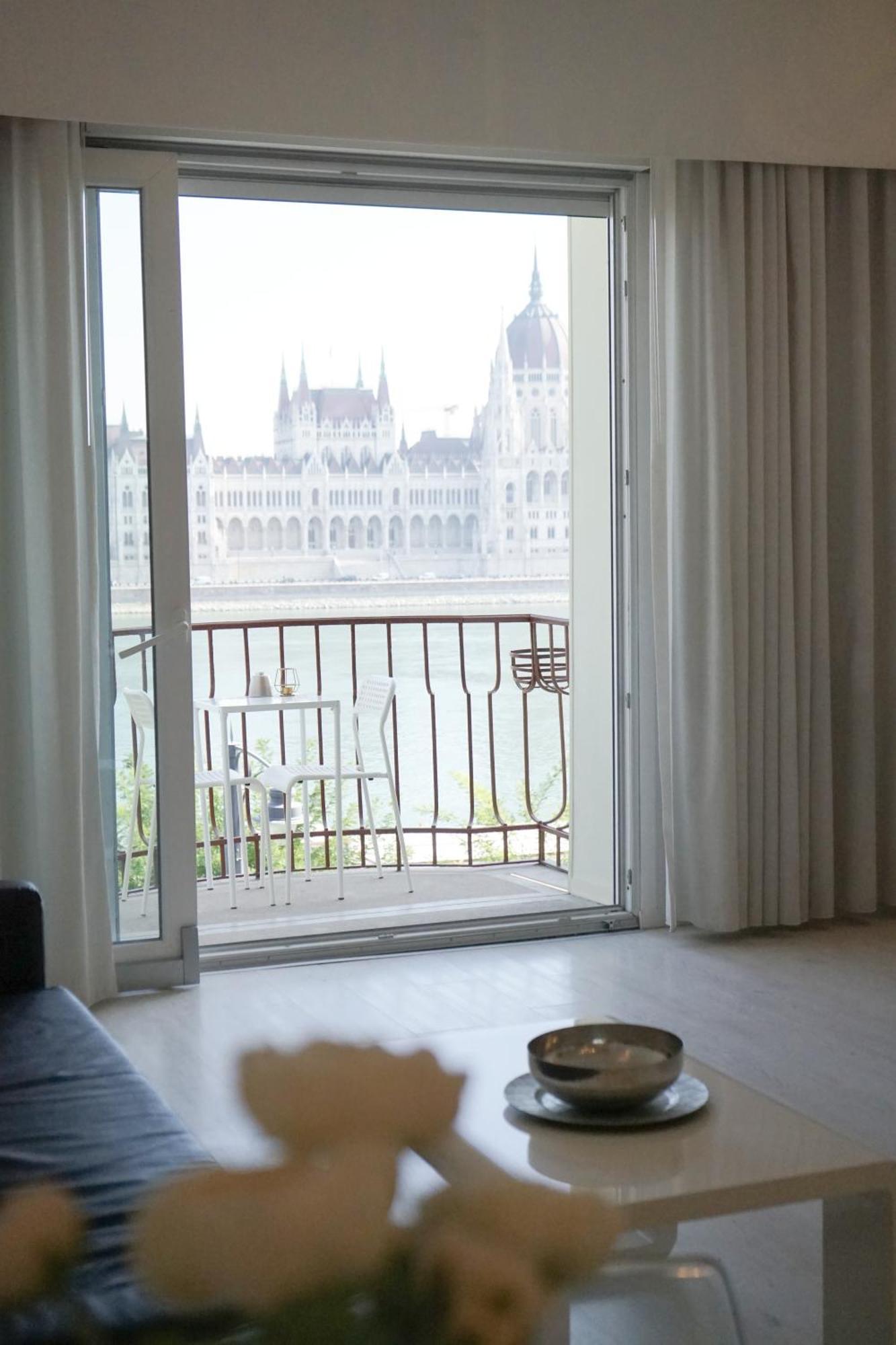 B40 With Parlament View * Budapest