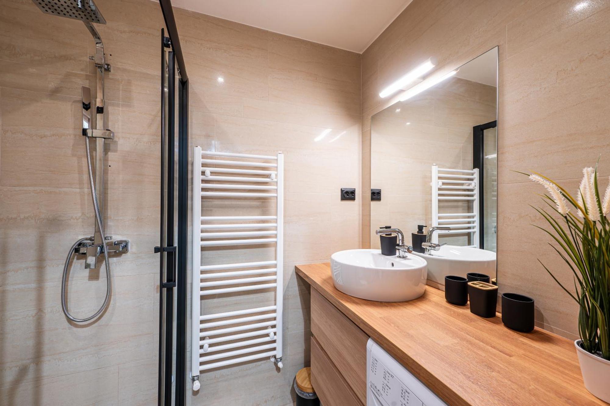 V531 Elitehost Voeroesmarty Apartman *