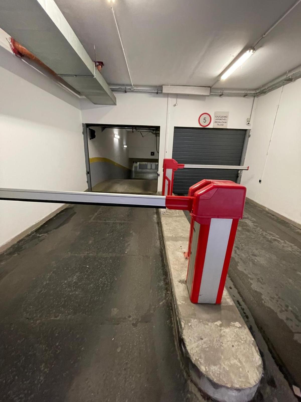 Szekely Near Deak Ferenc Square With Free Parking In Garage Appartement
