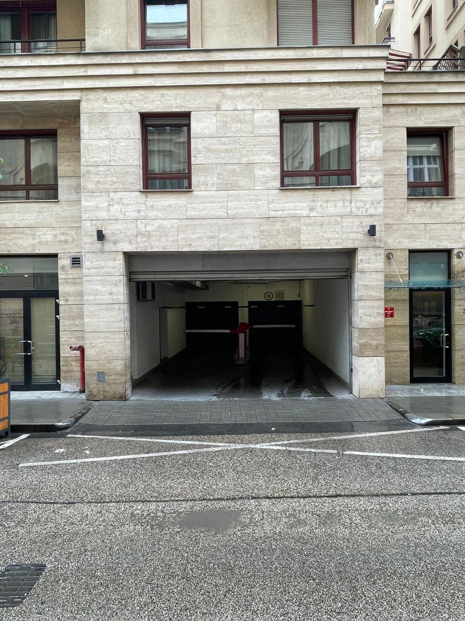 Szekely Near Deak Ferenc Square With Free Parking In Garage Appartement