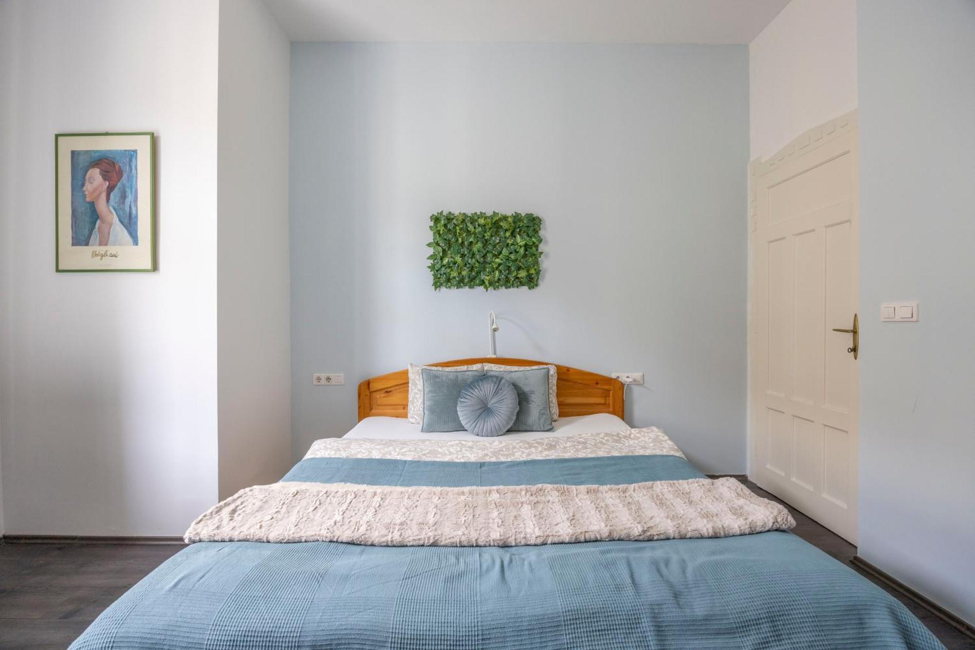 Explore From A Cozy & Sweet Retreat Boedapest
