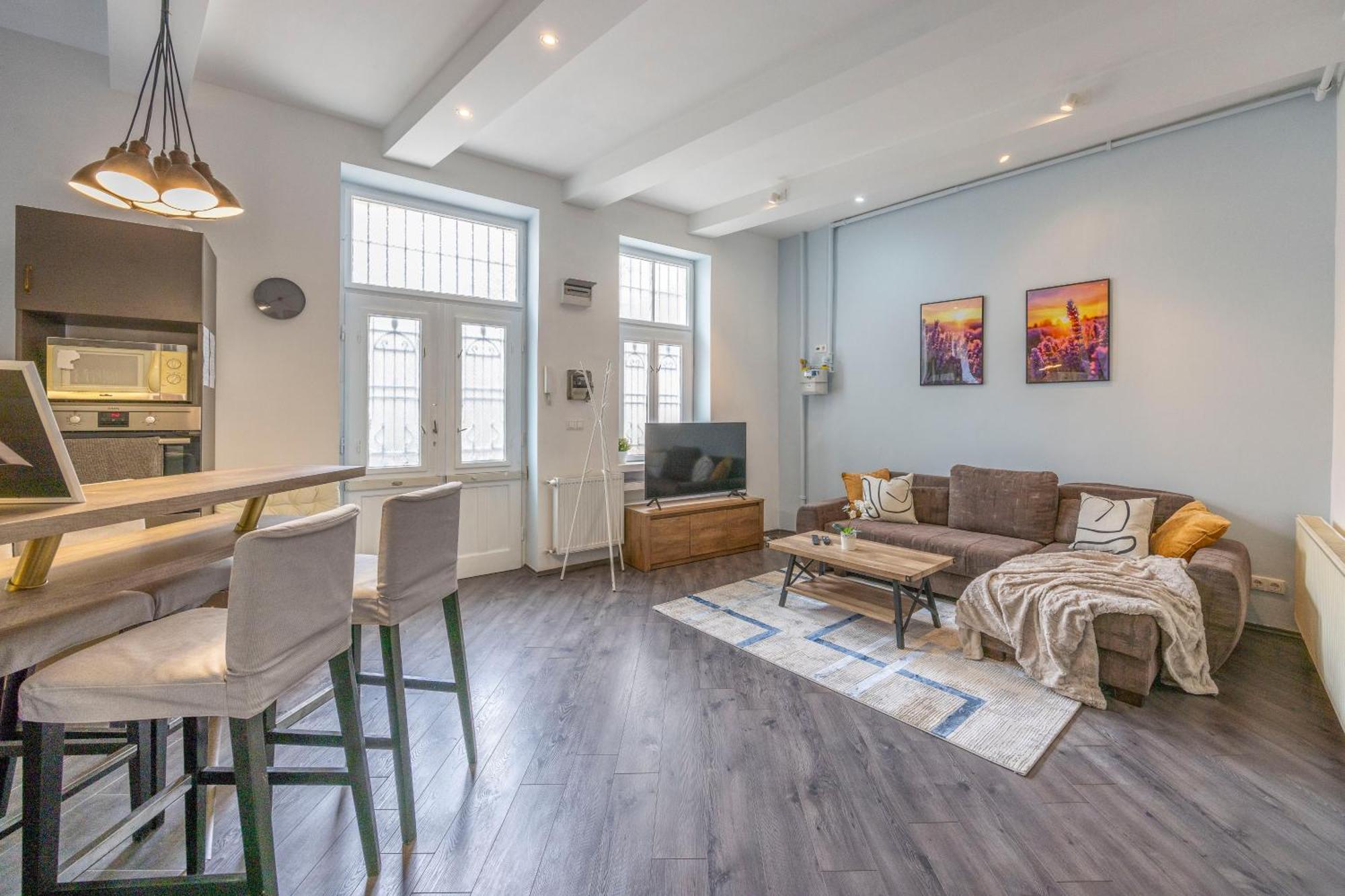 Explore From A Cozy & Sweet Retreat Boedapest