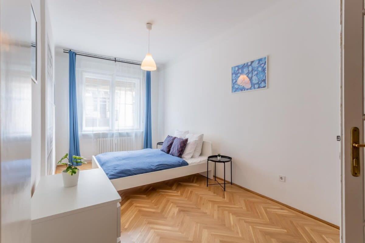 Away From In The Center Apartman