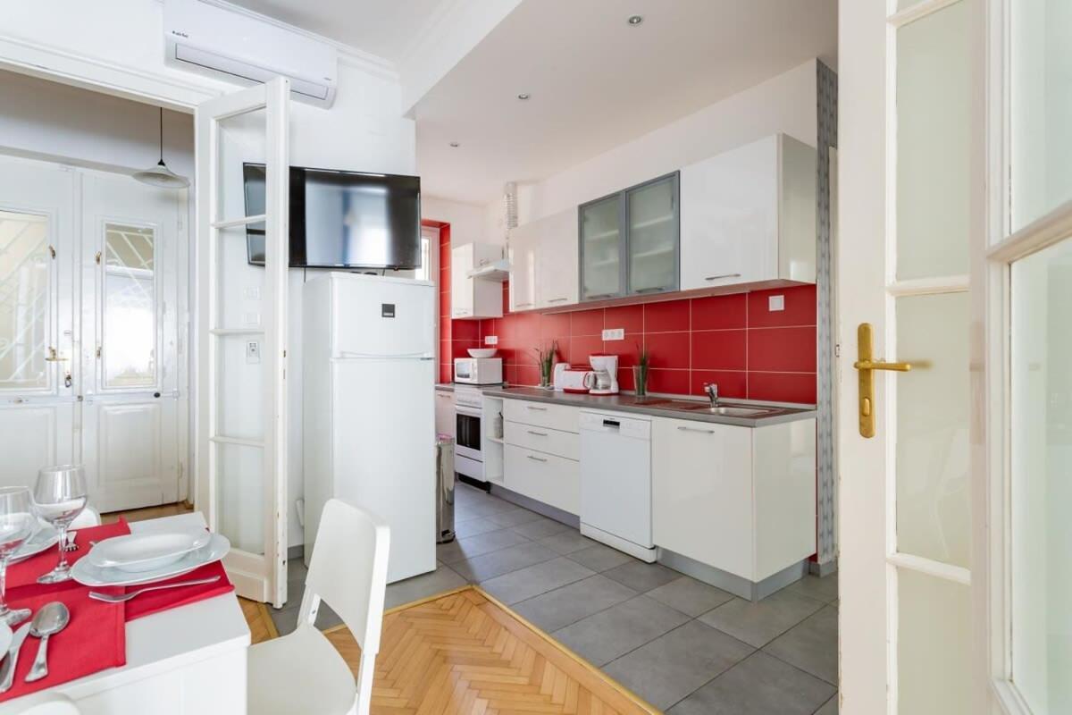Apartman Away From In The Center