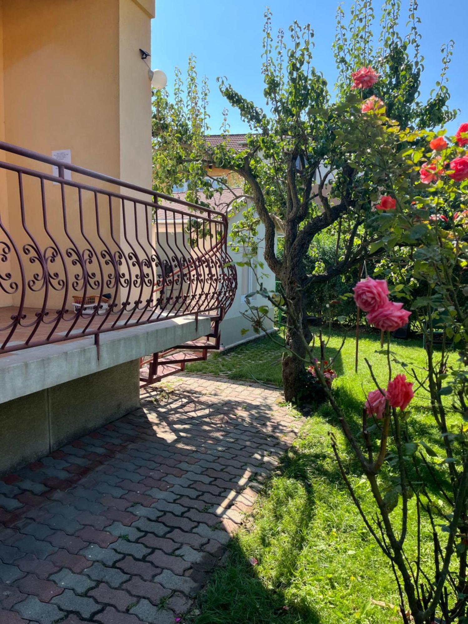 Appartamento With Rose Garden & Free Parking *