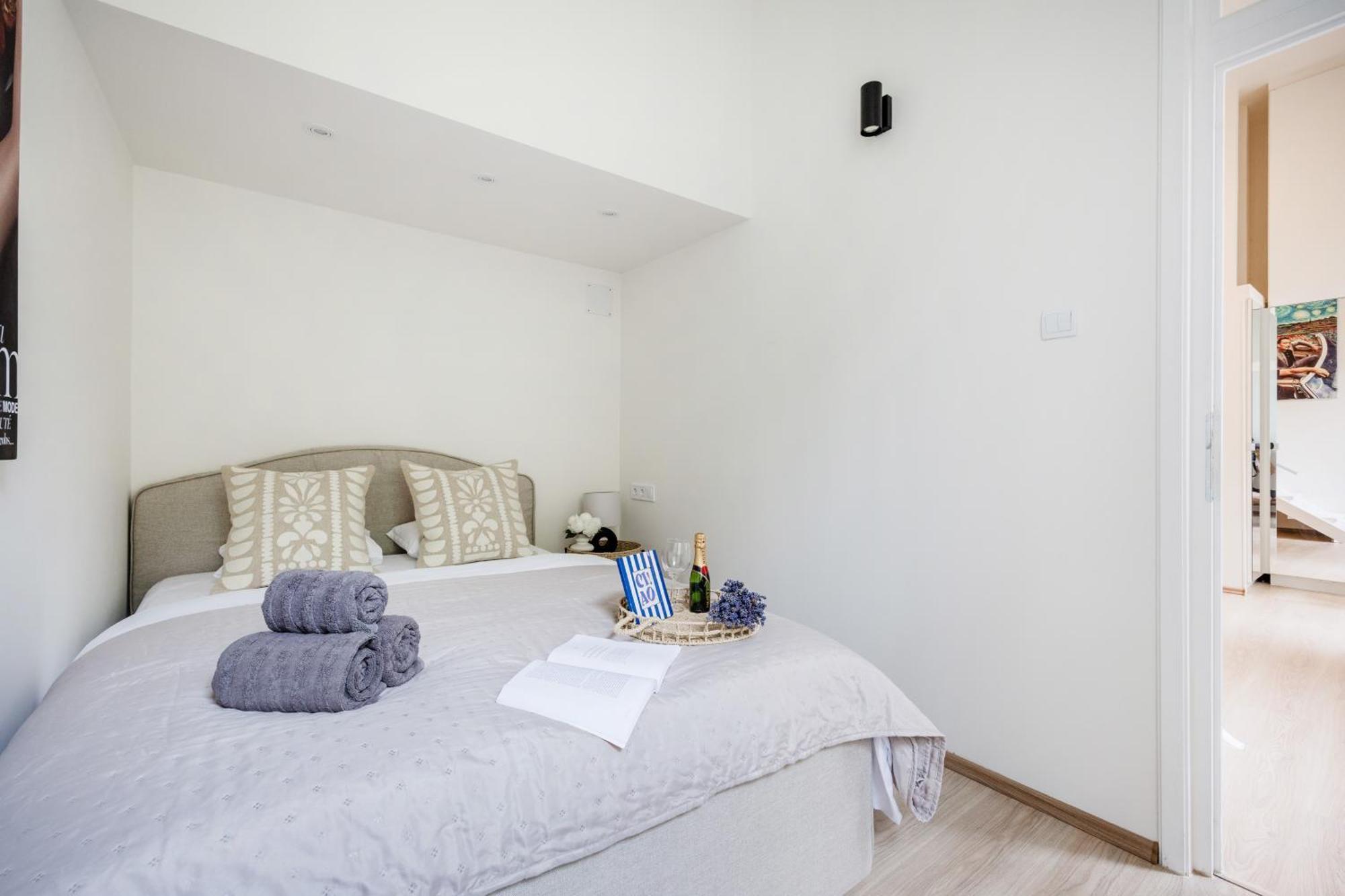 Chic 3br Heart Of District 7- Gem Lägenhet Budapest
