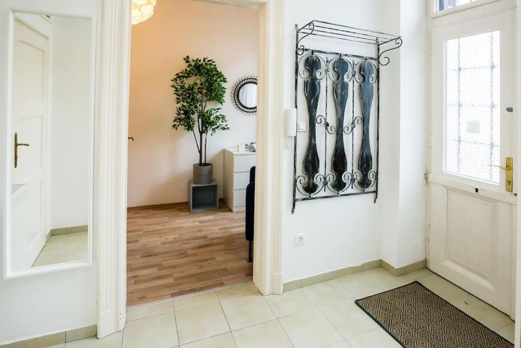 Opera With Three Bedroom W Ac Apartmán