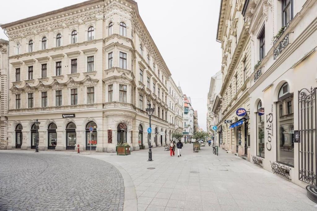 Apartmán Opera With Three Bedroom W Ac *