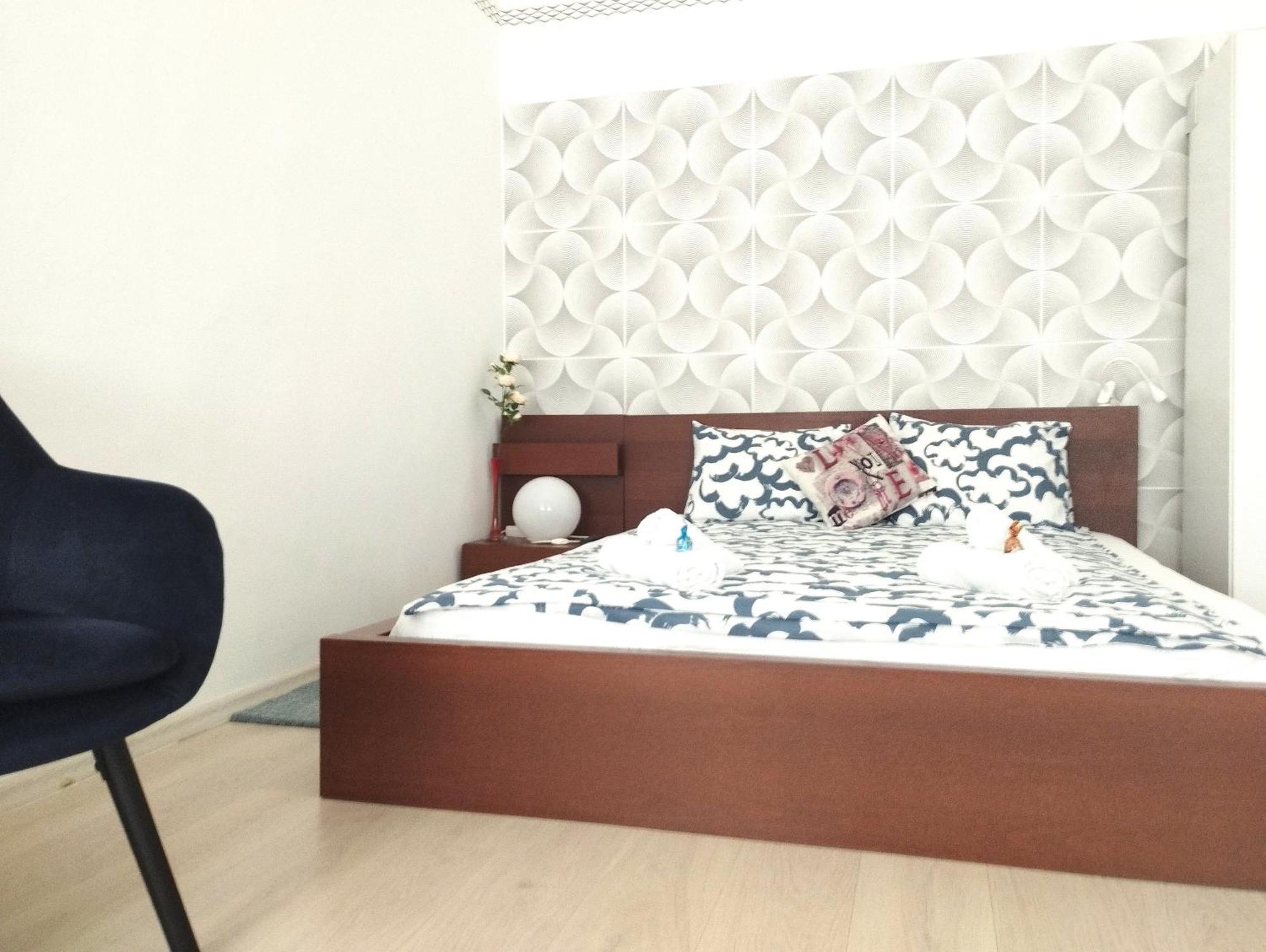 Free Parking Garage! Downtown Close To New York Cafe Budapest