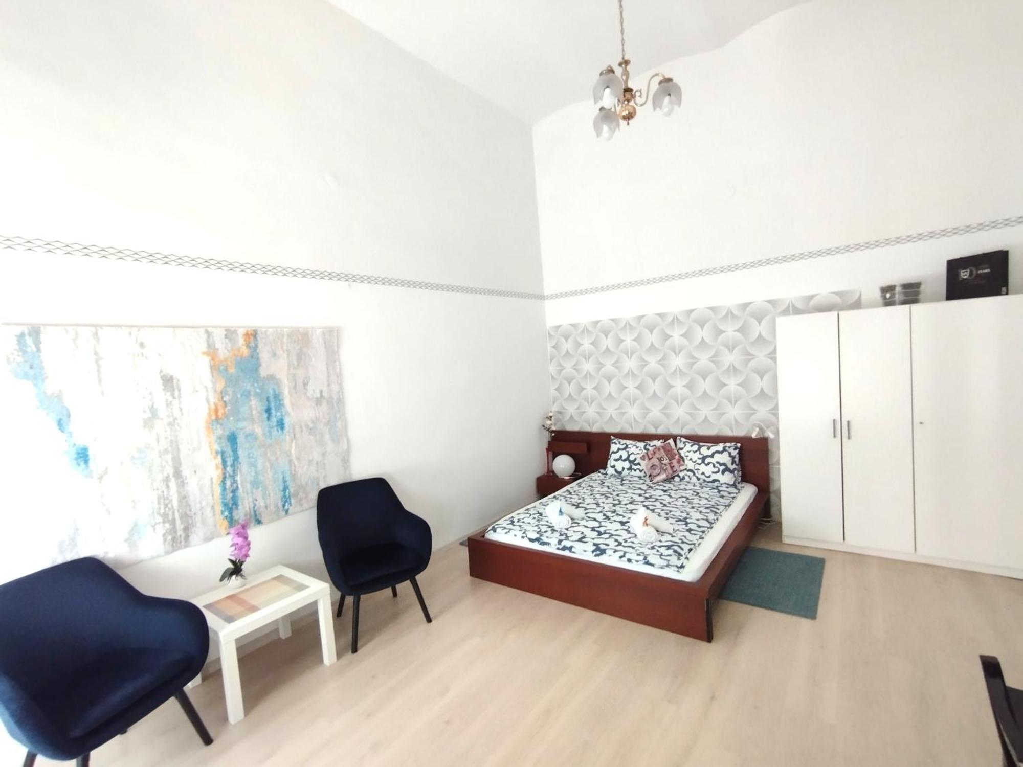 Free Parking Garage! Downtown Close To New York Cafe Apartment Budapest