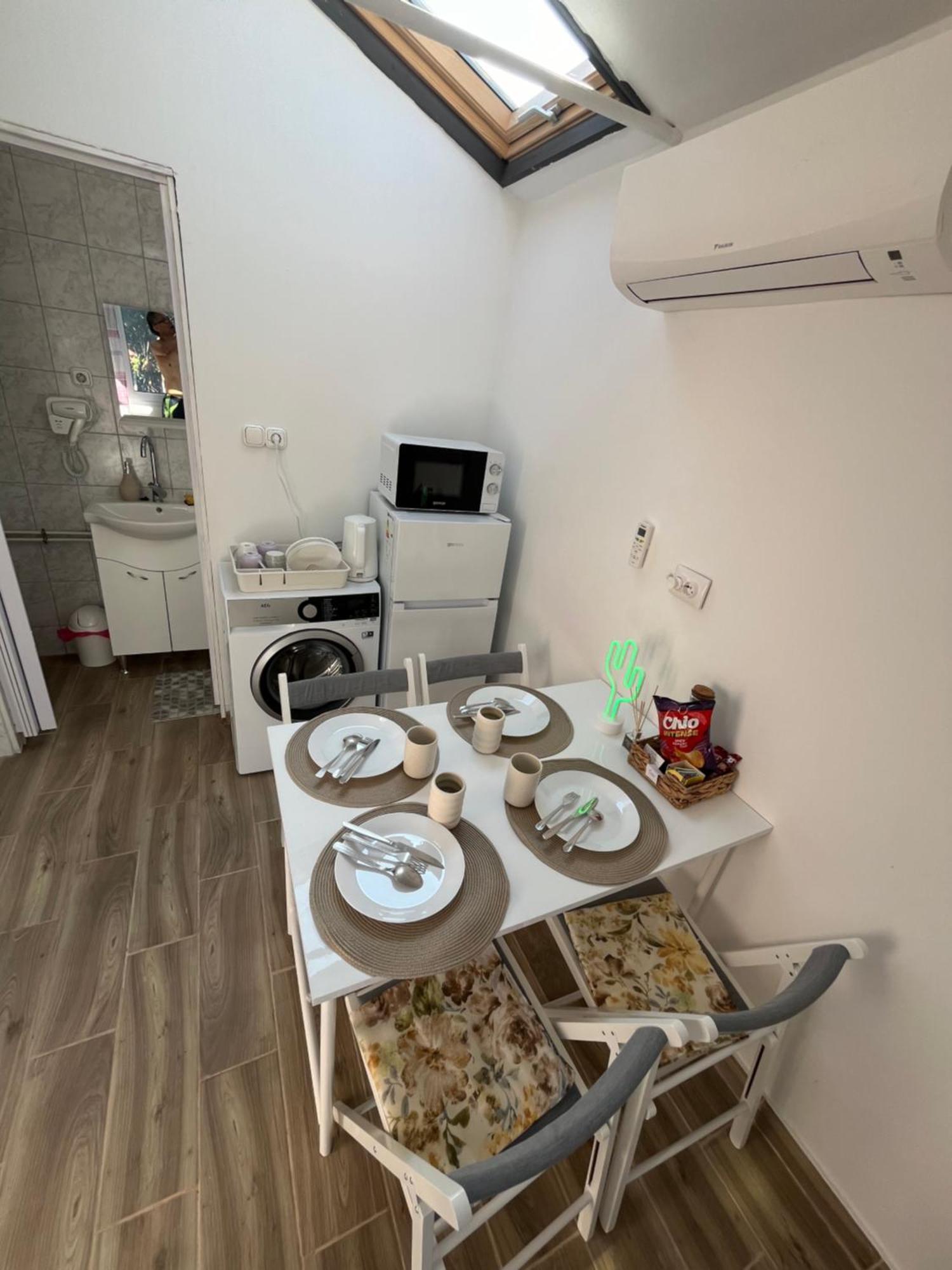 With Rose Garden & Free Parking Appartamento