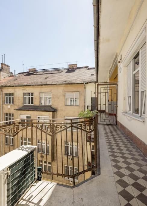 Dream In Budapest-steps To Budaeye &fashionst * Budapest