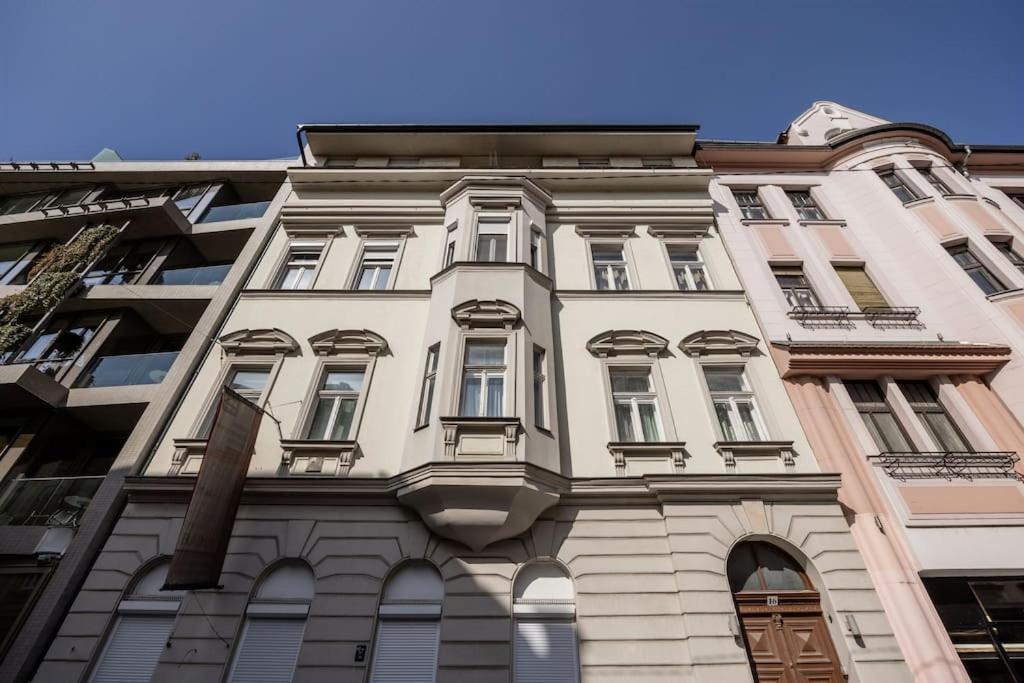 Relaxing Spacious Balcony Super Near Opera