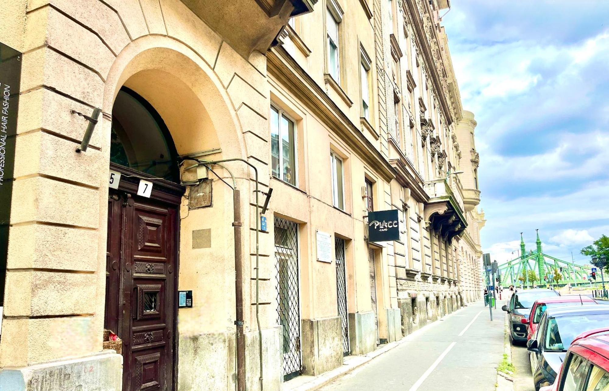 Modelia At Gellert Square Budapest