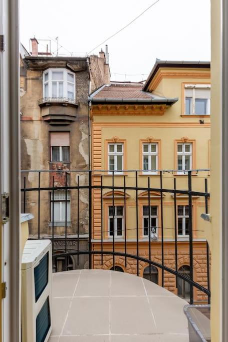Sunny Bright, Centrally Located, Ac Balcony By Nw