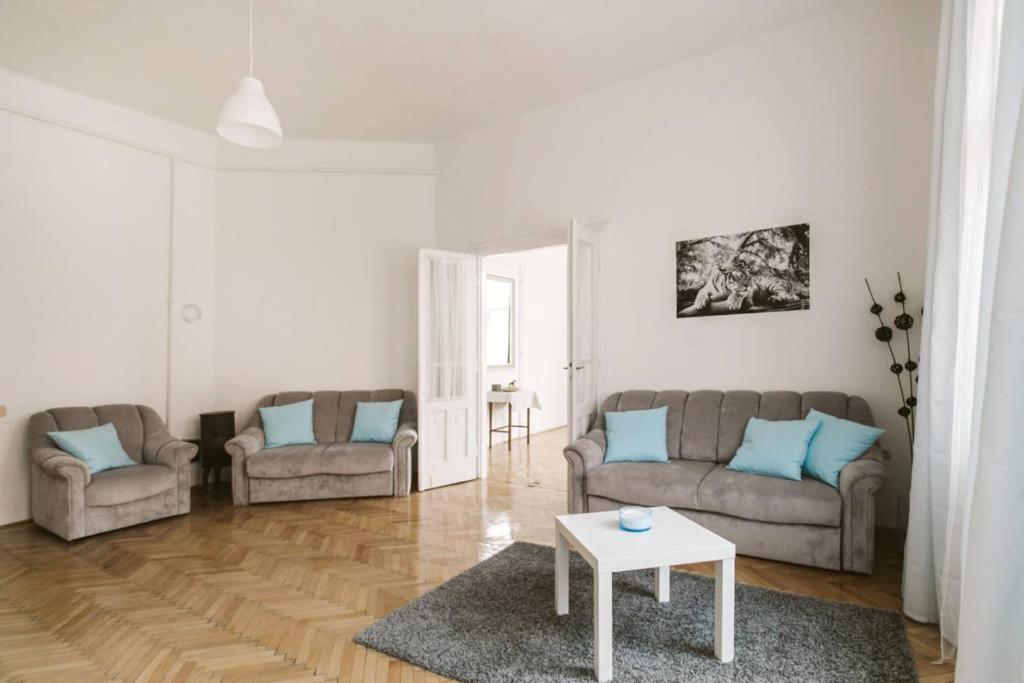 Apartment Szazadfordulos Elegans Lakas Erkellyel