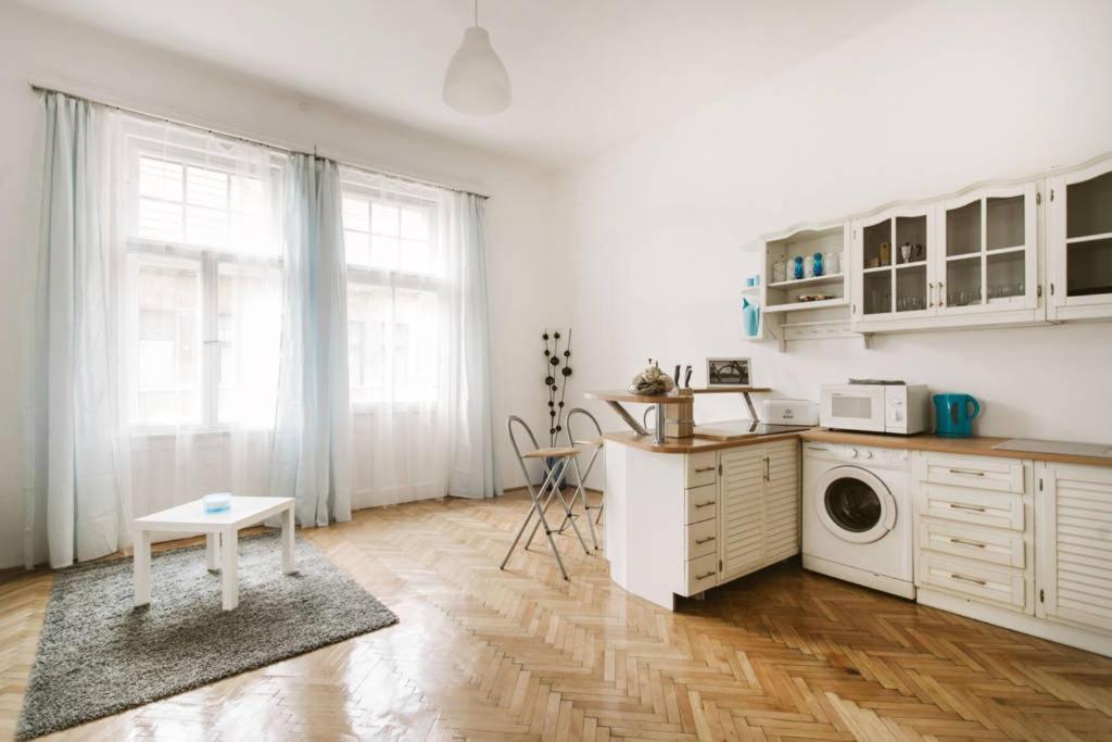 Szazadfordulos Elegans Lakas Erkellyel Apartment Budapest