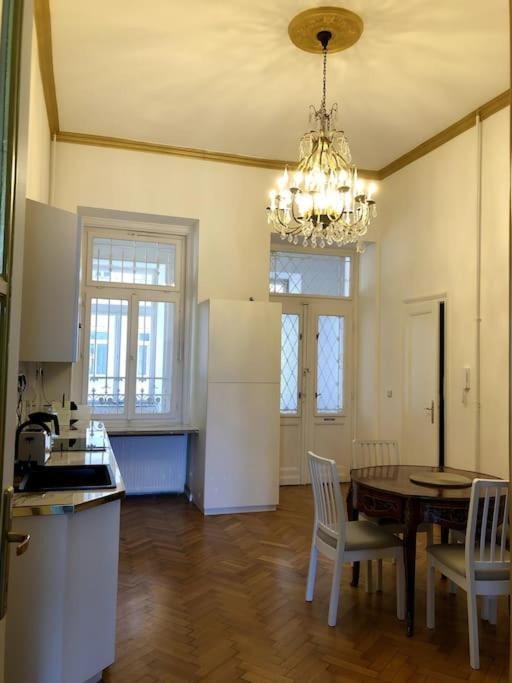 Baroque Danube Panorama Red Apartmán