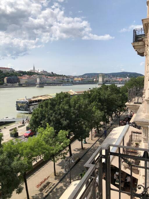 Baroque Danube Panorama Red Apartmán