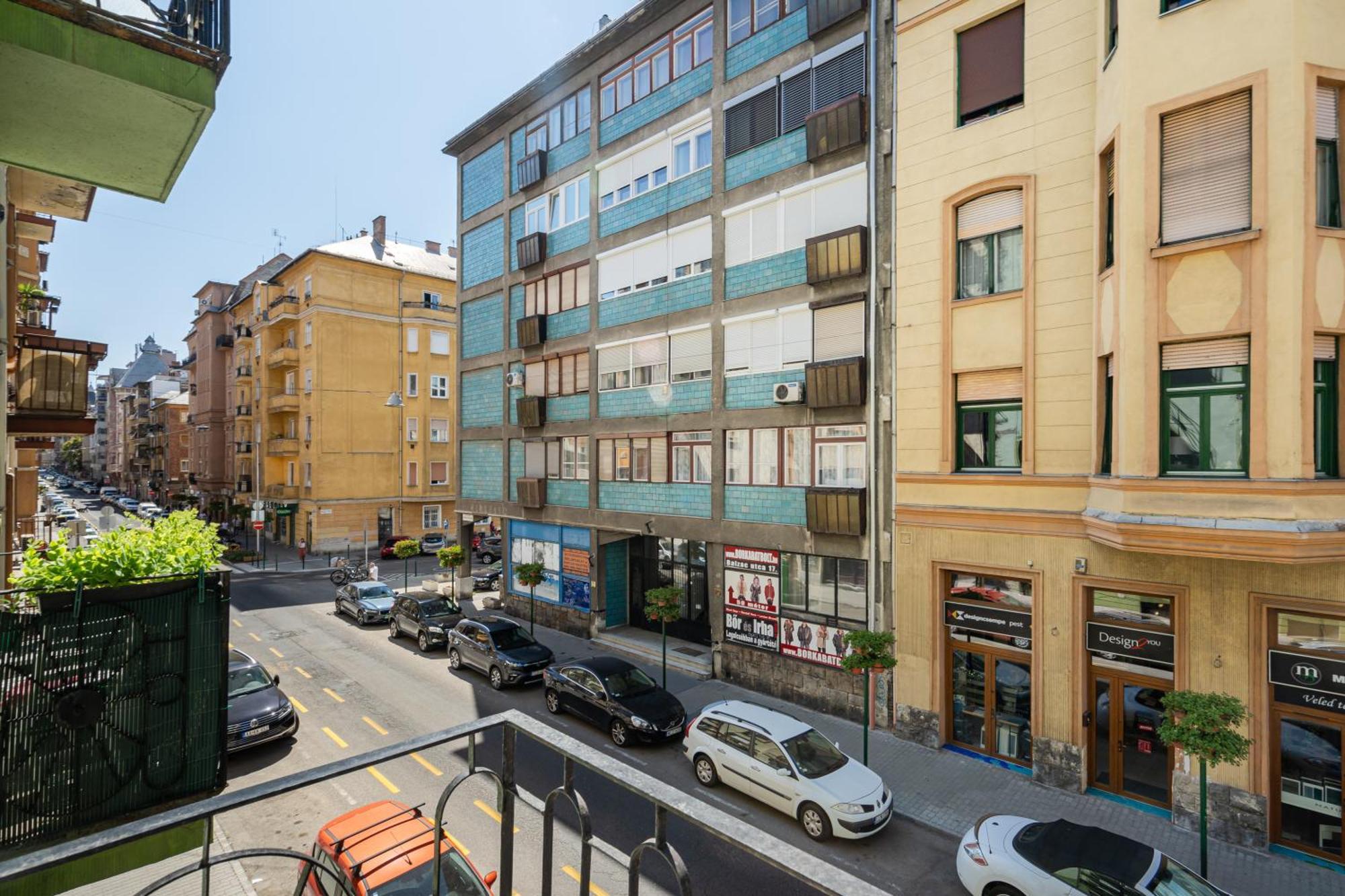 Admiral Blue With Balcony Apartment