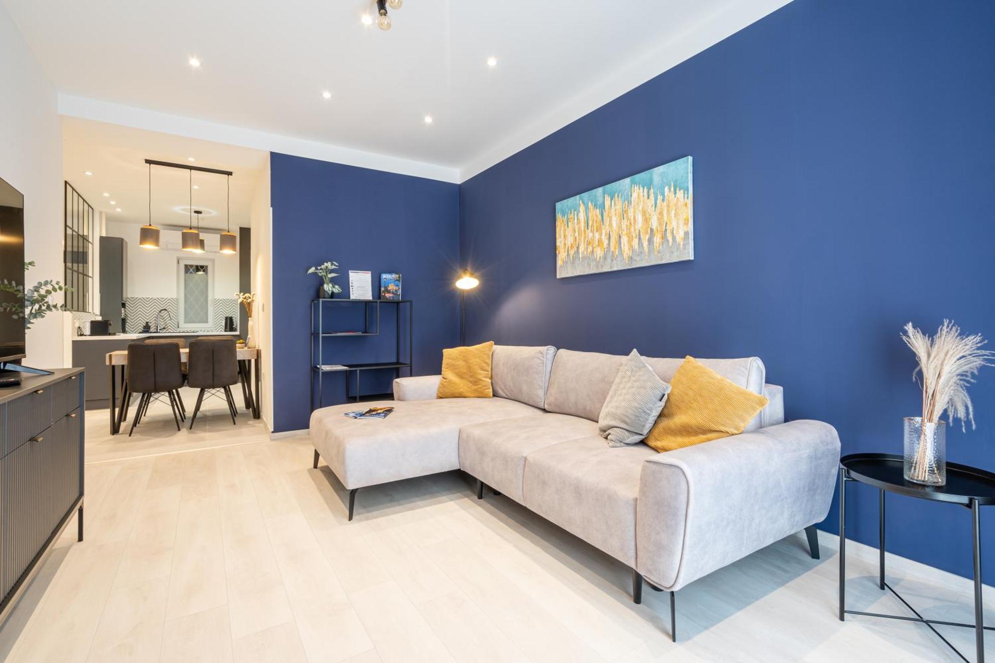 Admiral Blue With Balcony Apartment *