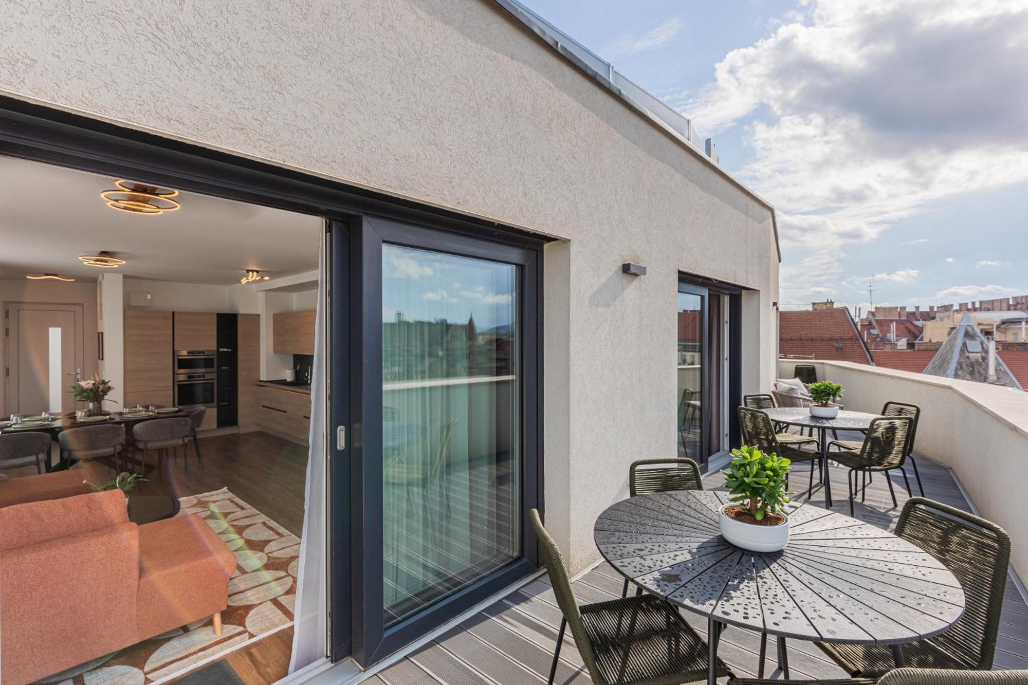 Apartamento New Penthouse W Double Parking, Panoramic Balcony *