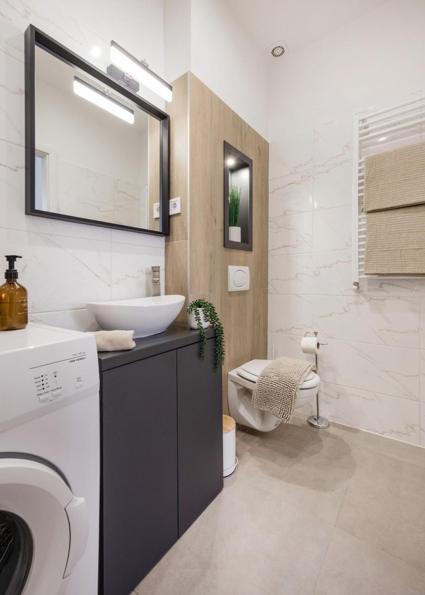 Apartman Oasis - Modern Charm, Timeless Comfort *