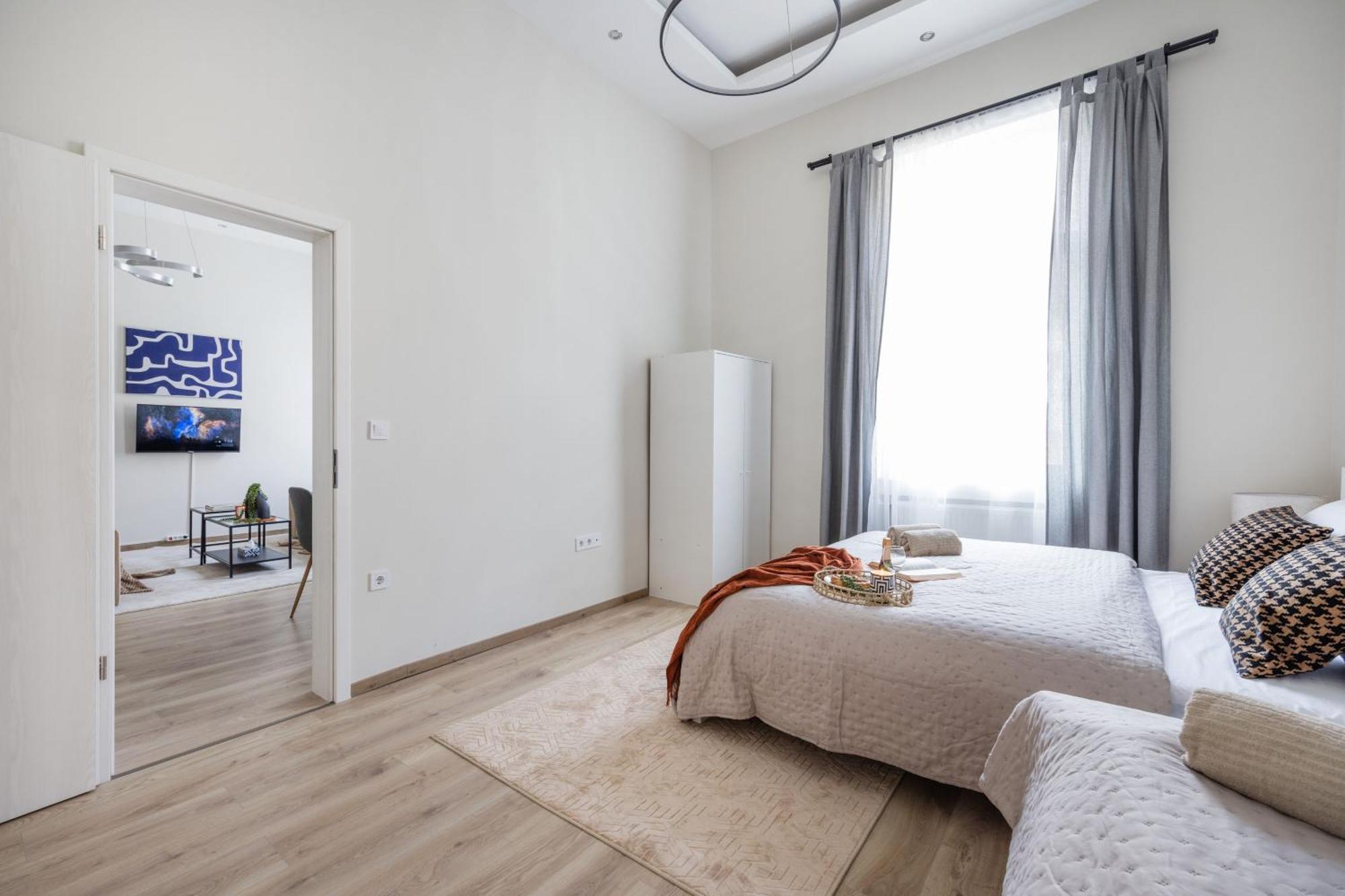 Apartman Oasis - Modern Charm, Timeless Comfort *