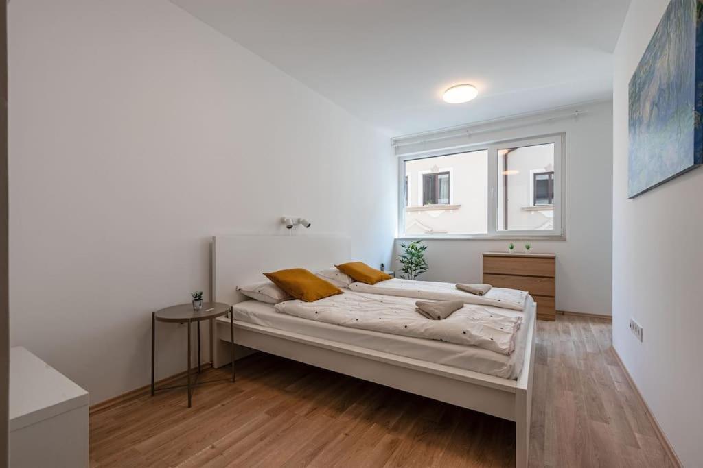 Big With Garage & Balcony & Ac & Lift Appartement *