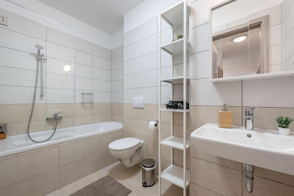 Big With Garage & Balcony & Ac & Lift * Boedapest