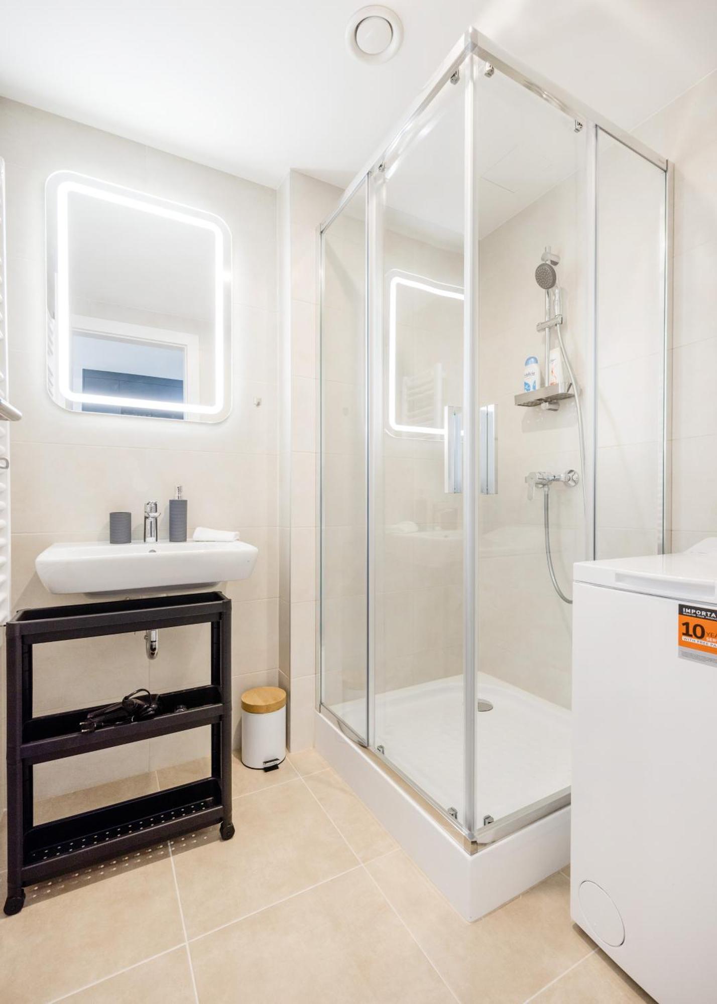 Sleek With Balcony And Parking Appartement Budapest