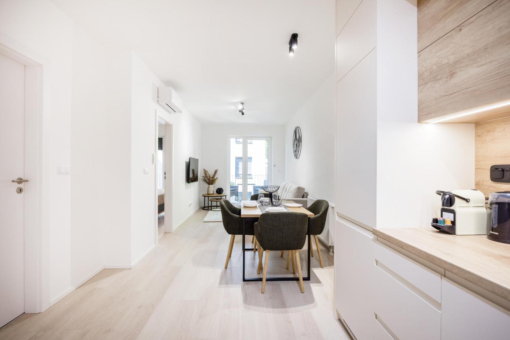 Modern With Balcony And Parking Lägenhet
