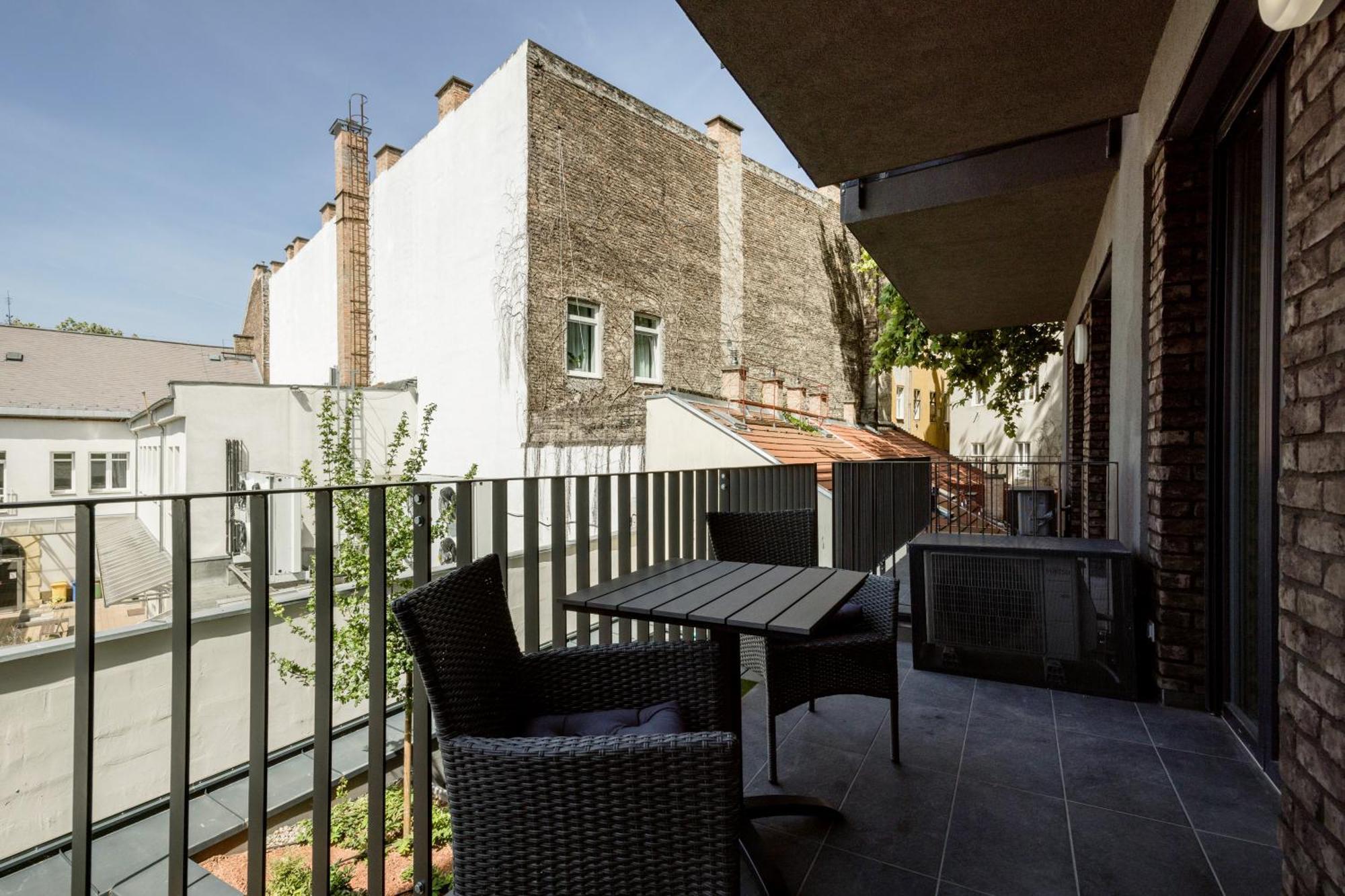Sleek With Balcony And Parking Appartement Budapest