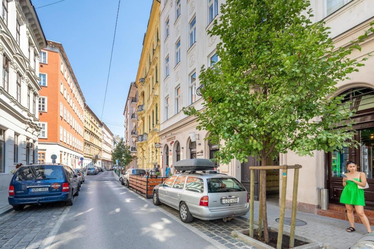 Very - Unique Design - New * Budapest