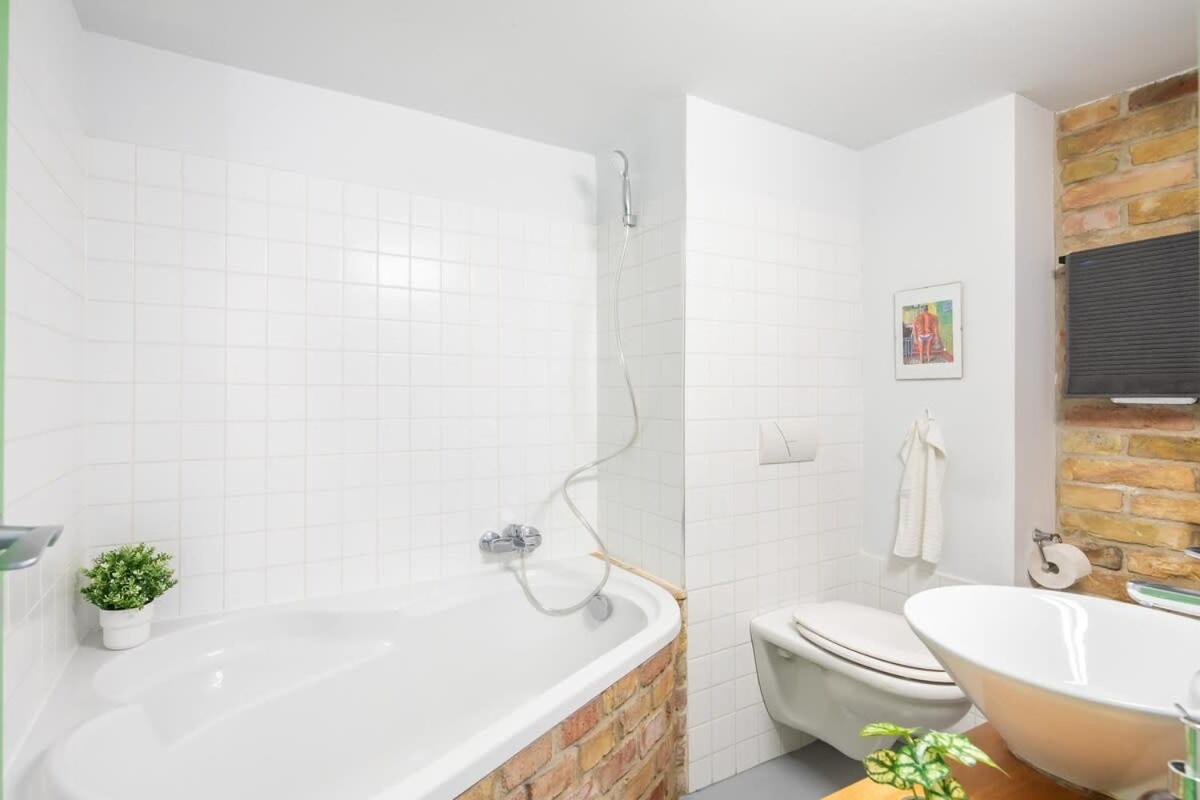 Very - Unique Design - New * Budapest