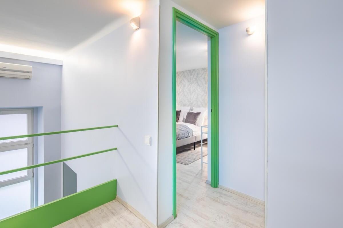 Very - Unique Design - New * Budapest