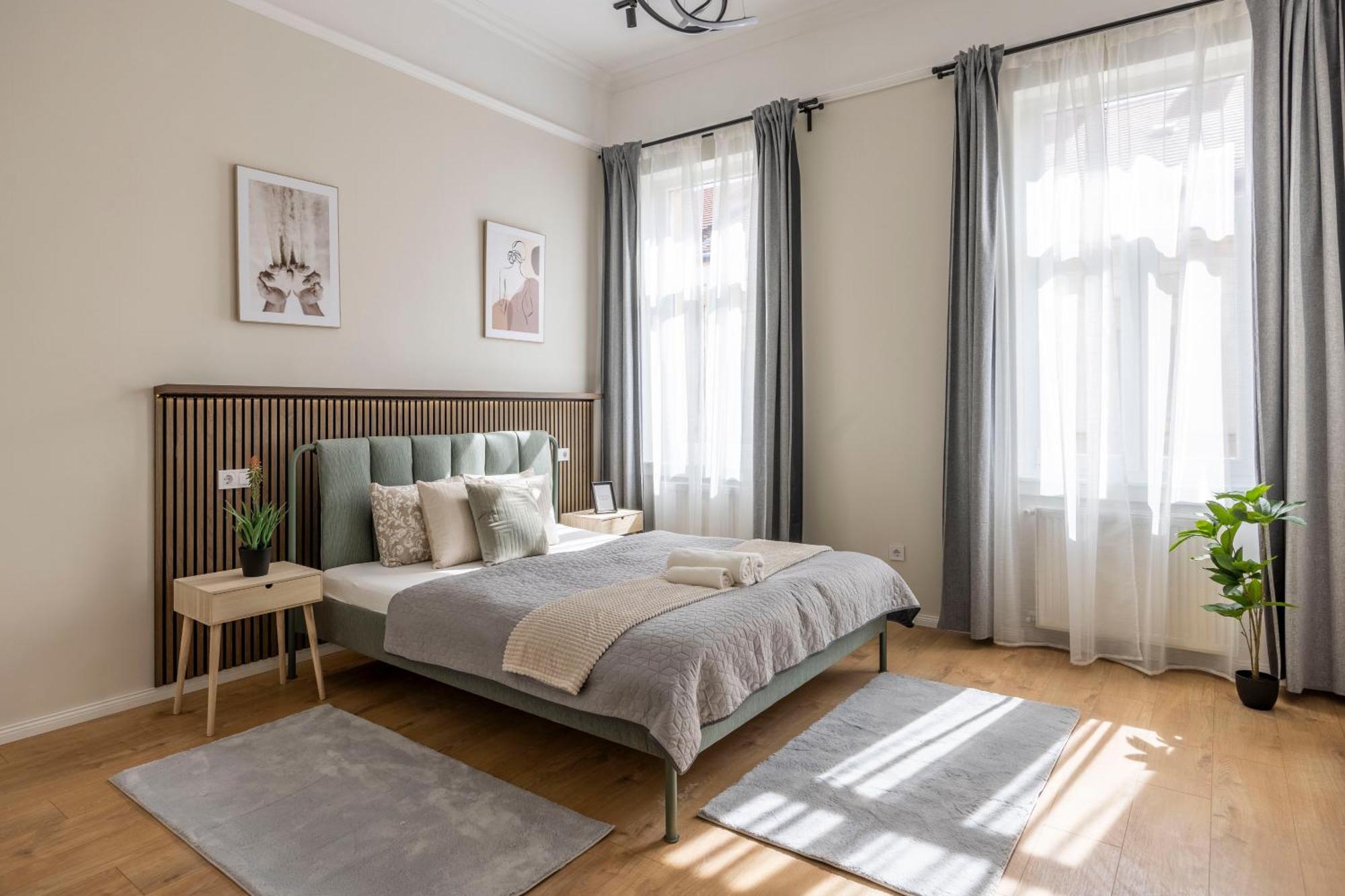 Deluxe Izabella Center With 4bedrm, 3bathrm Budapest