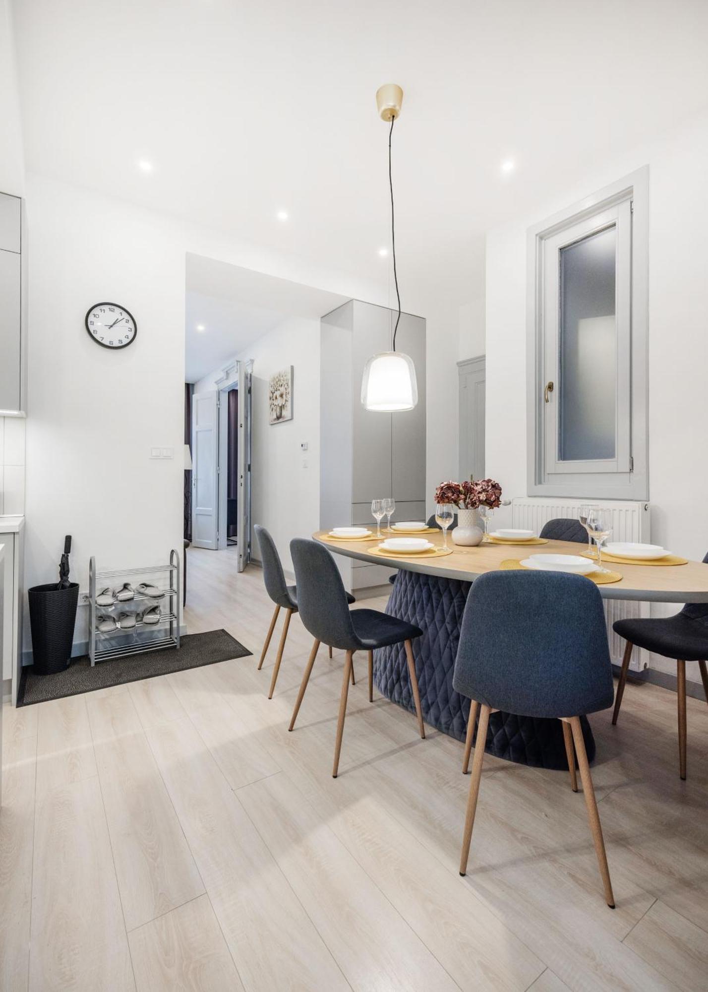 Elegant Two-bedroom In The Centre Lägenhet *