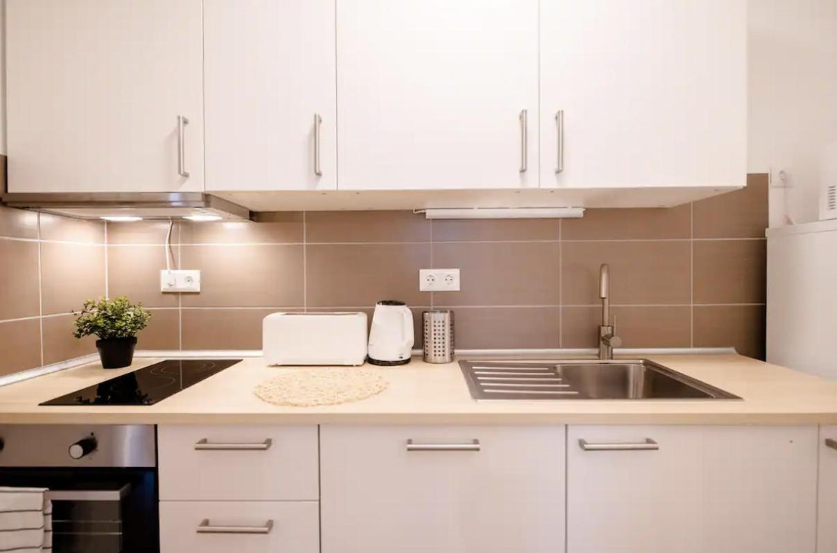 Apartamento Sunny 2br With Balcony At Szoevetseg Street *
