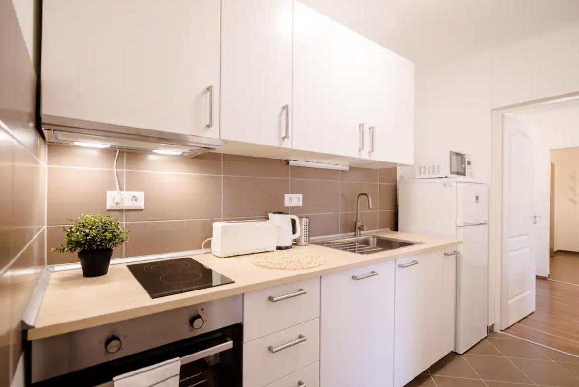 Apartamento Sunny 2br With Balcony At Szoevetseg Street Budapest