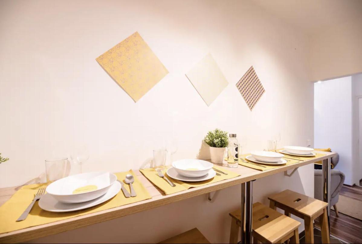 Sunny 2br With Balcony At Szoevetseg Street Apartamento