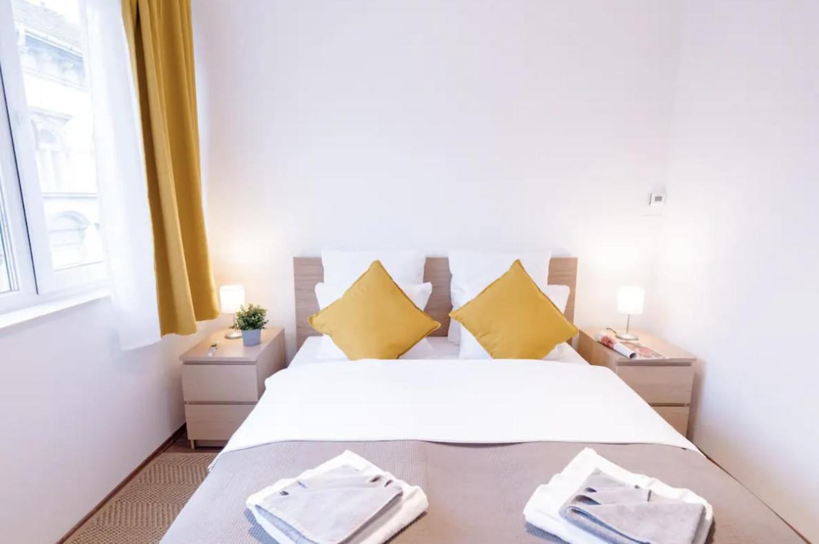 Sunny 2br With Balcony At Szoevetseg Street Budapest