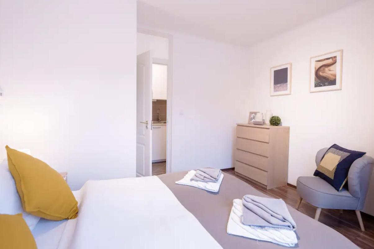 Apartamento Sunny 2br With Balcony At Szoevetseg Street