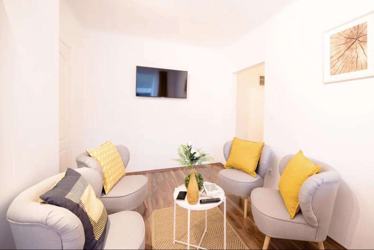 Apartamento Sunny 2br With Balcony At Szoevetseg Street *