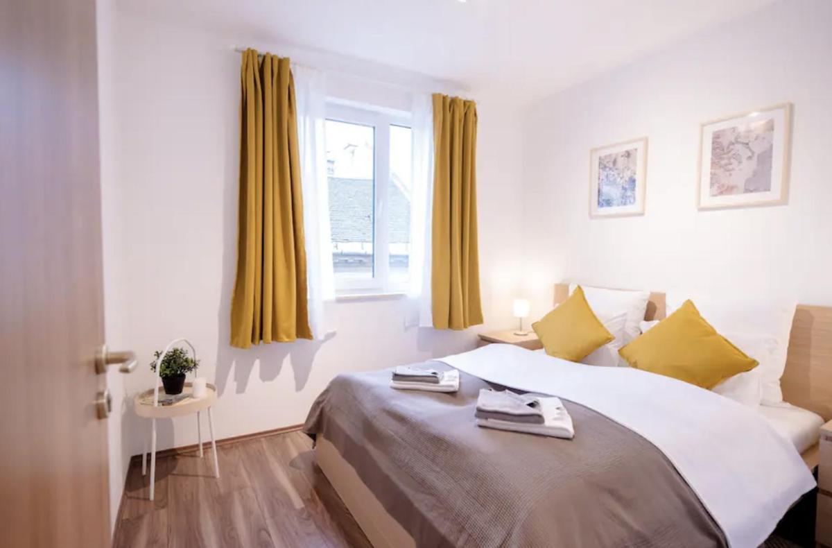 Sunny 2br With Balcony At Szoevetseg Street *