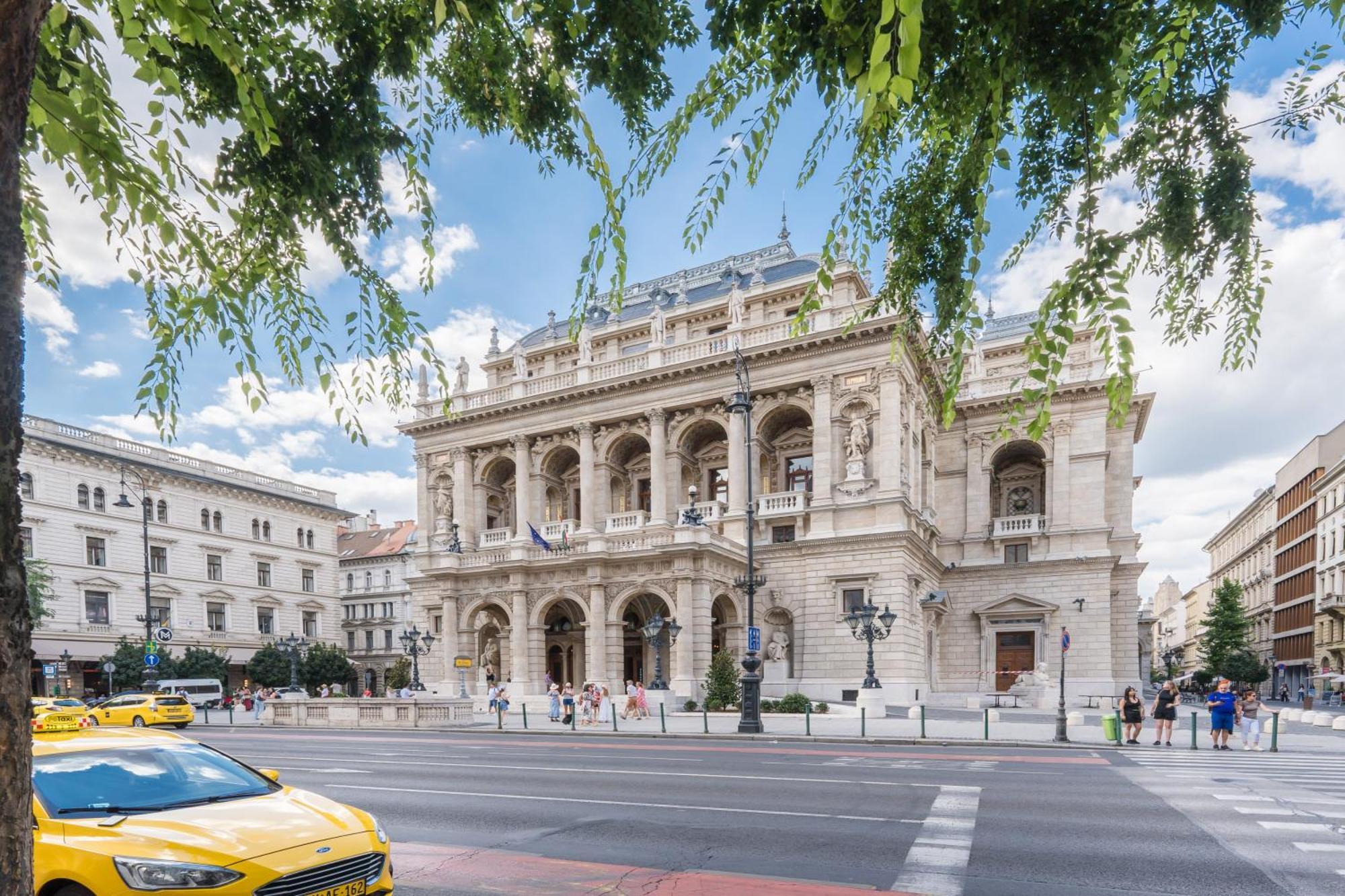 Klauzal W/3 Bedrooms, French Balcony Apartment Budapest